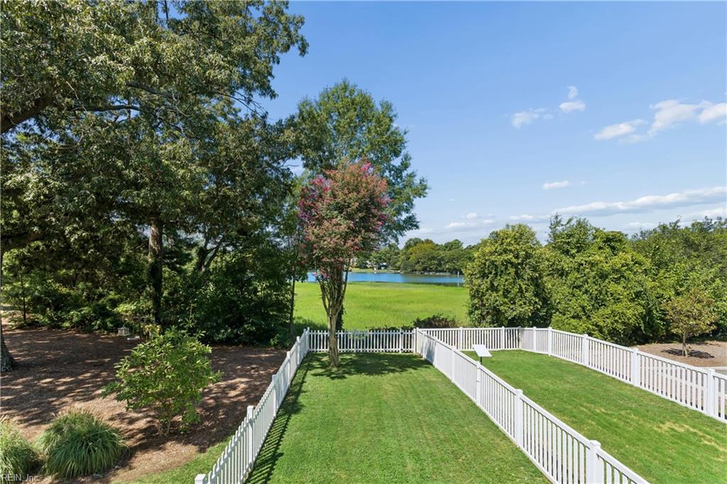 557 Westport St Property Photo 5