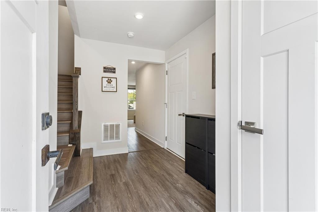 557 Westport St Property Photo 7