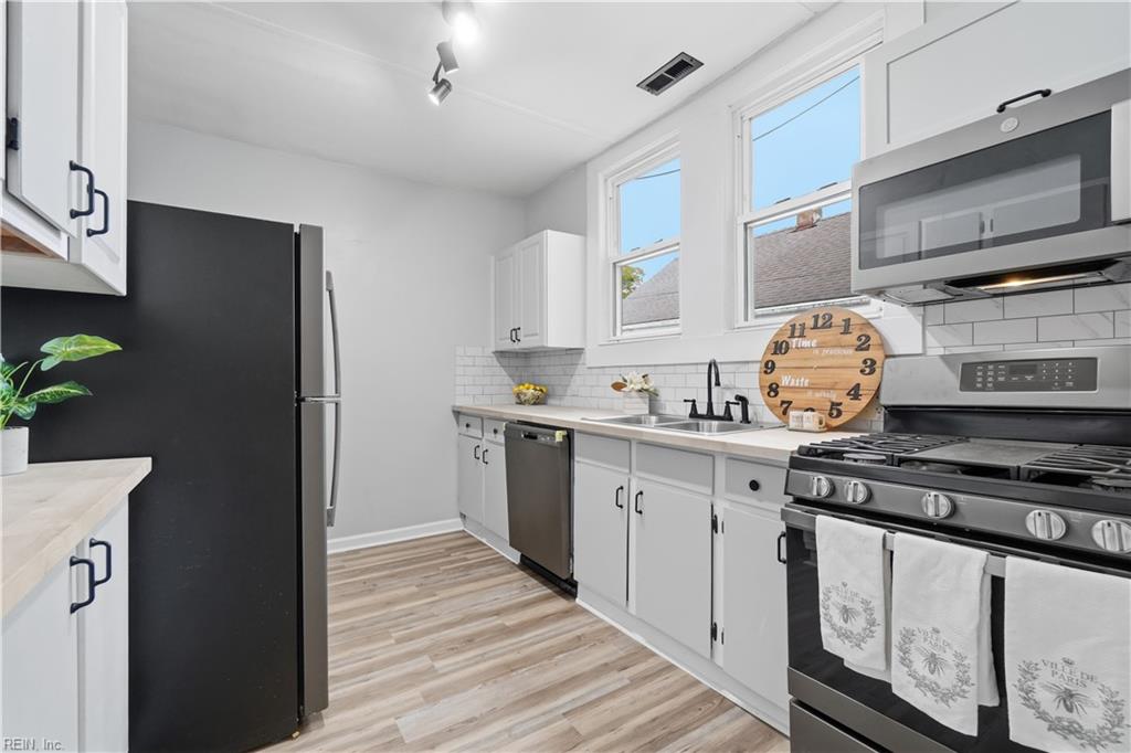 825 W 48th ST Property Photo 1