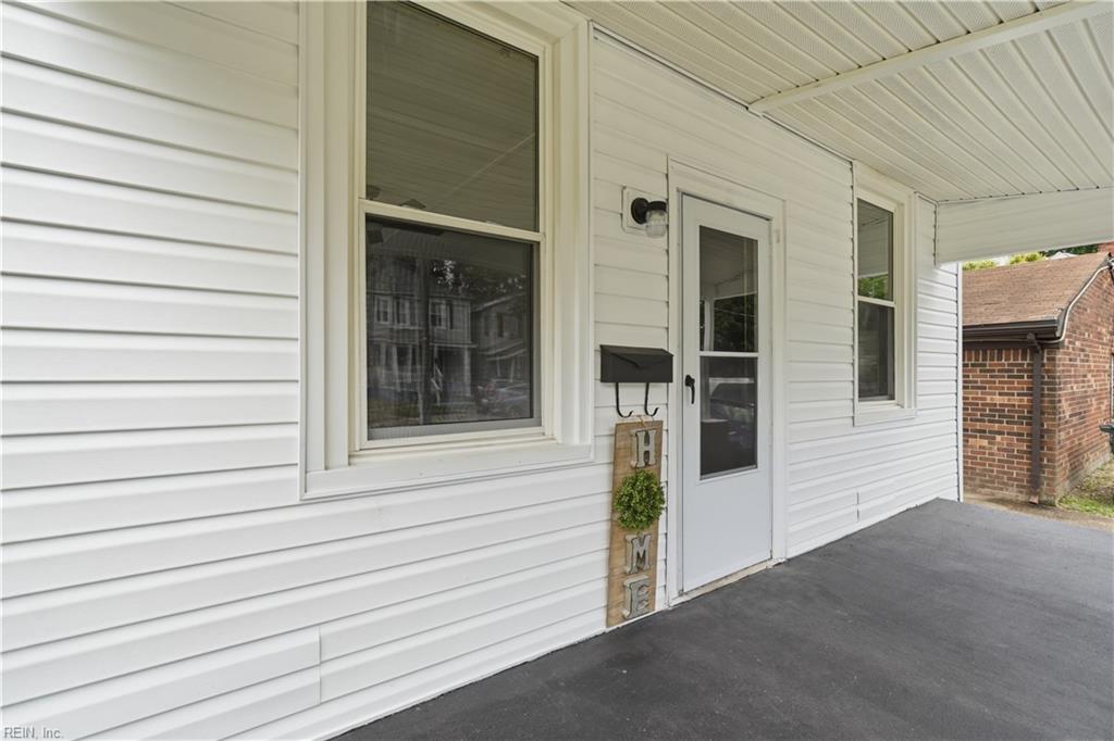 825 W 48th St Property Photo 10