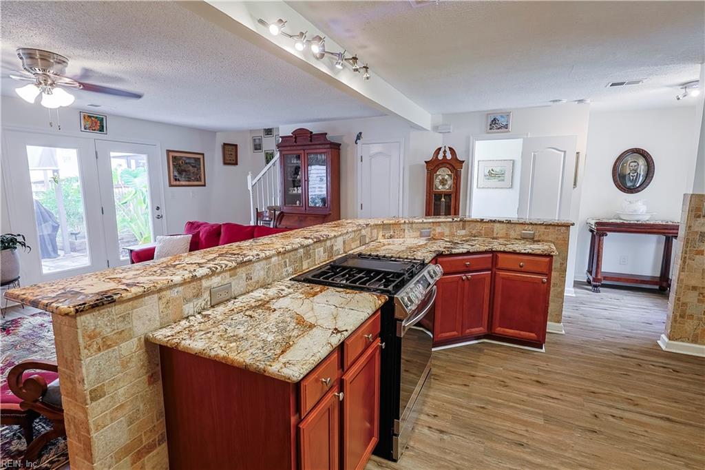 320 Esplanade Pl Property Photo 5