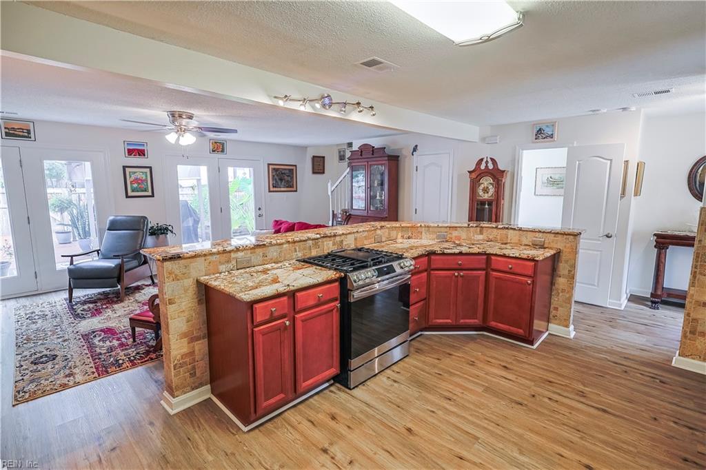 320 Esplanade Pl Property Photo 6