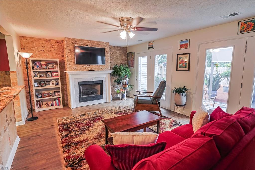 320 Esplanade Pl Property Photo 9