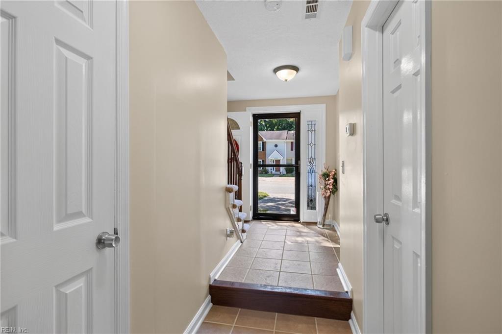 1920 Devonwood Cmn Property Photo 3