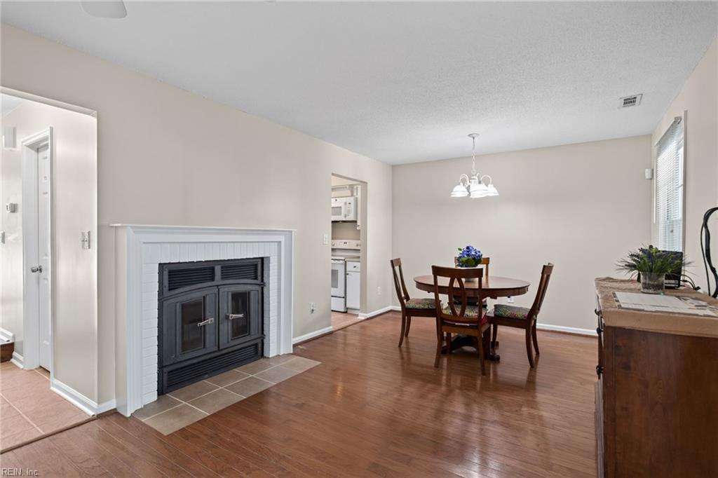 1920 Devonwood Cmn Property Photo 6