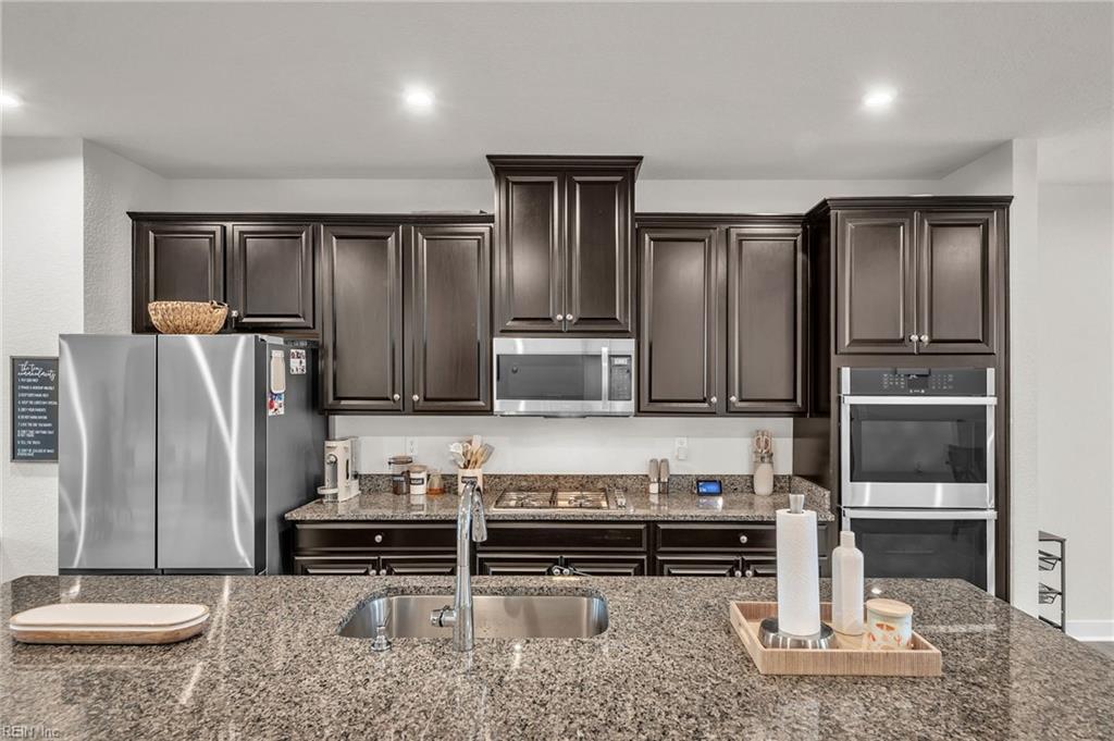 904 Stern WAY Property Photo 1