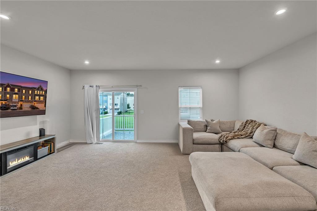 904 Stern Way Property Photo 8