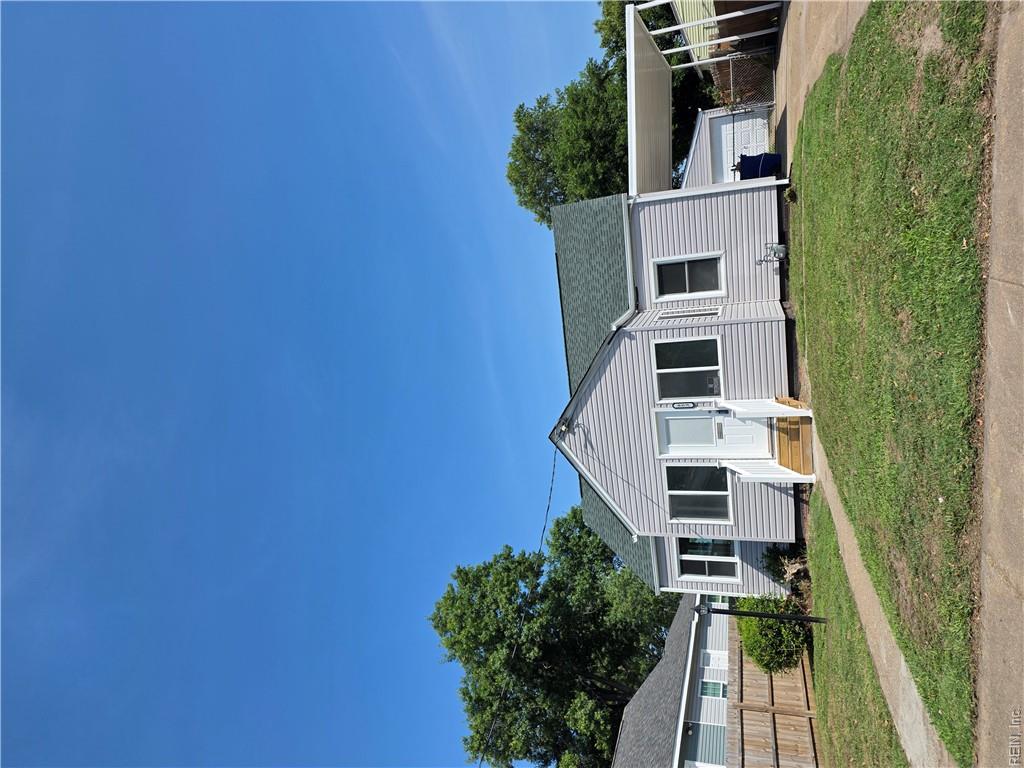 853 32nd St Property Photo 2