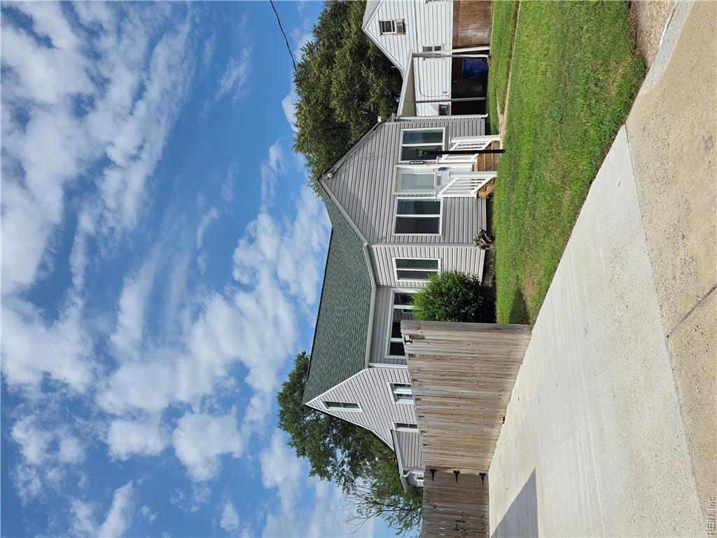 853 32nd St Property Photo 3