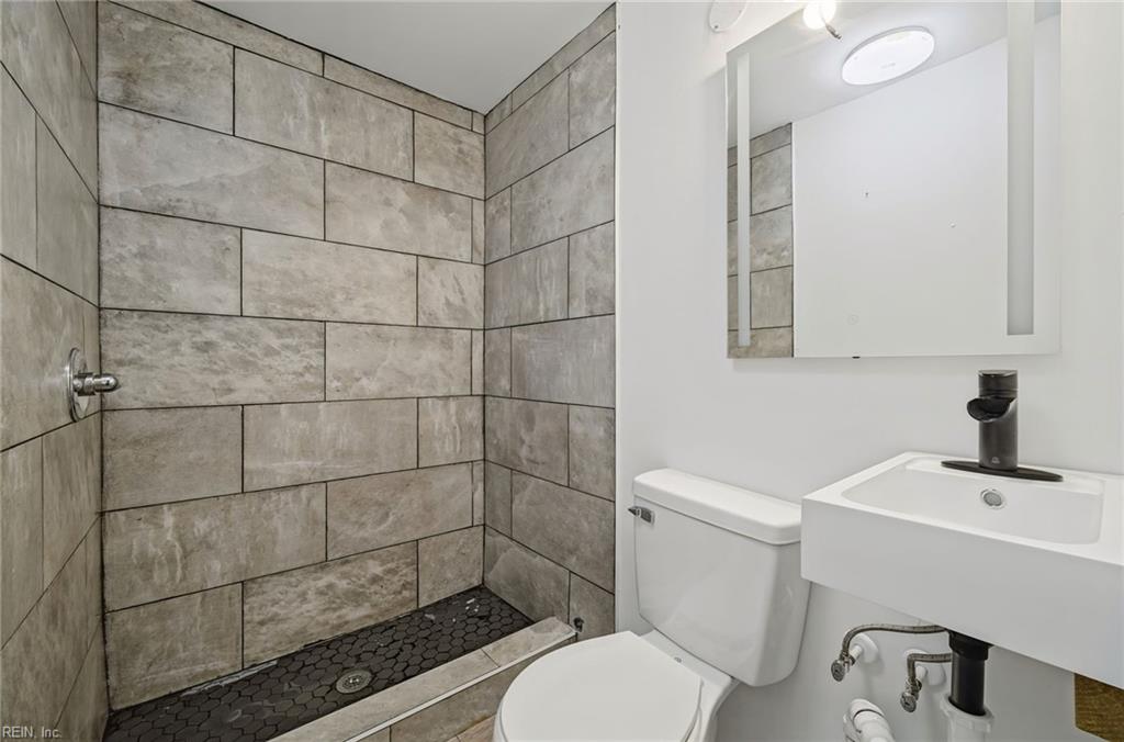 186 Railroad St Property Photo 16
