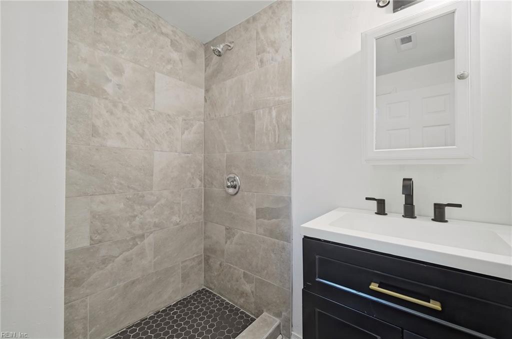 186 Railroad St Property Photo 18