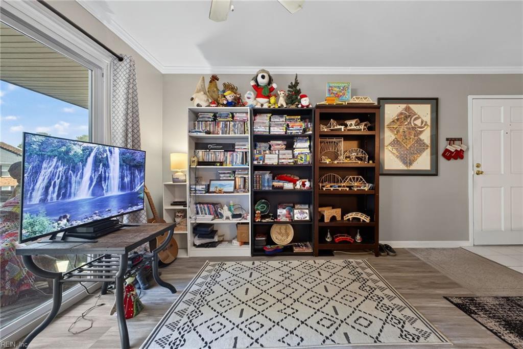 1014 Barclay Sq Property Photo 4