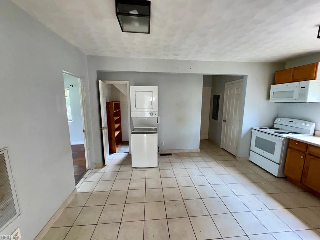 937 Quail St Property Photo 8