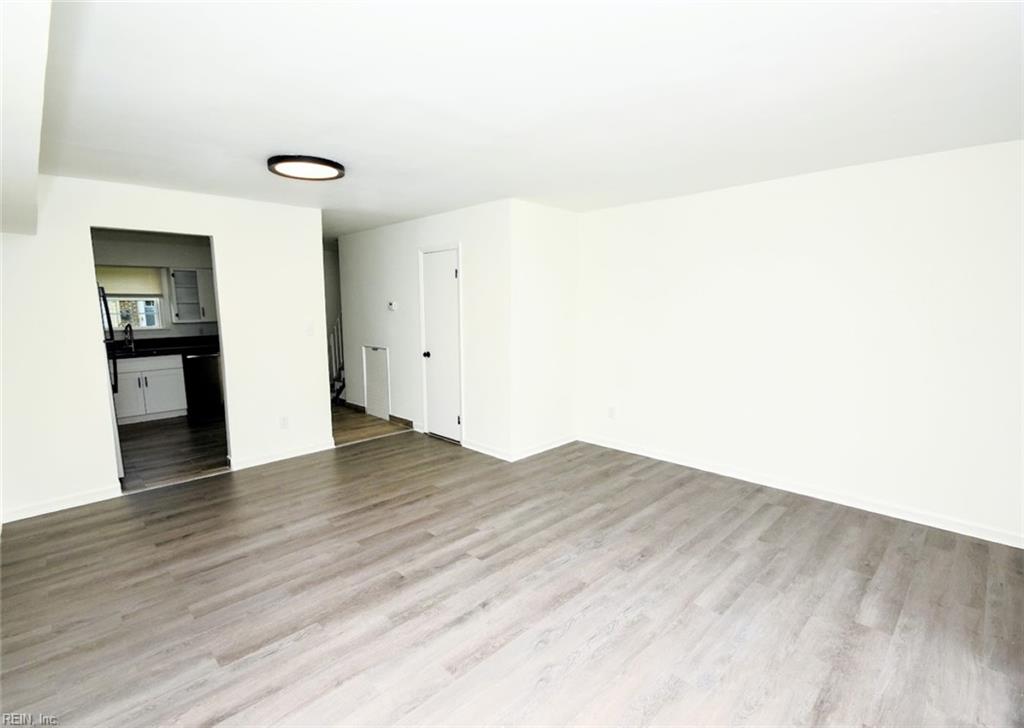 437 Barberton Dr Property Photo 6