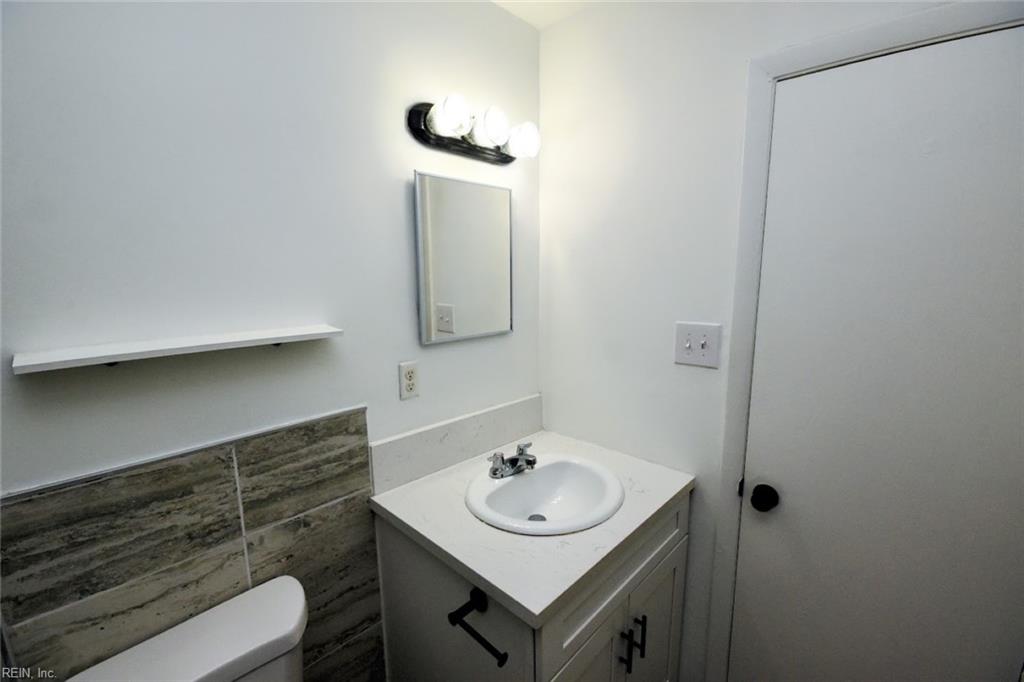 437 Barberton Dr Property Photo 17