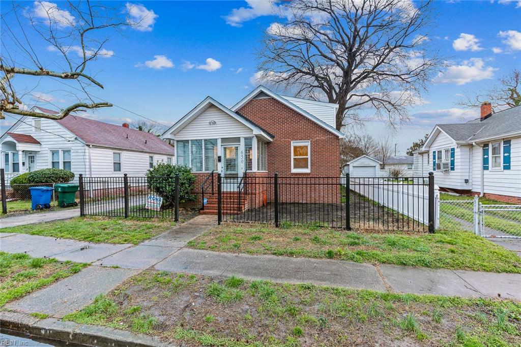 650 33rd St Property Photo 1