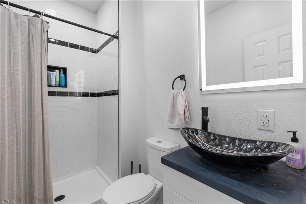 1019 Barney St Property Photo 16