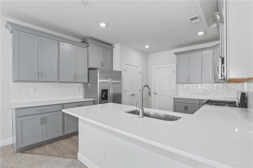 2114 Edwin Dr Property Photo 6
