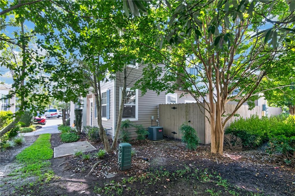 1621 Brimington Ln Property Photo 3