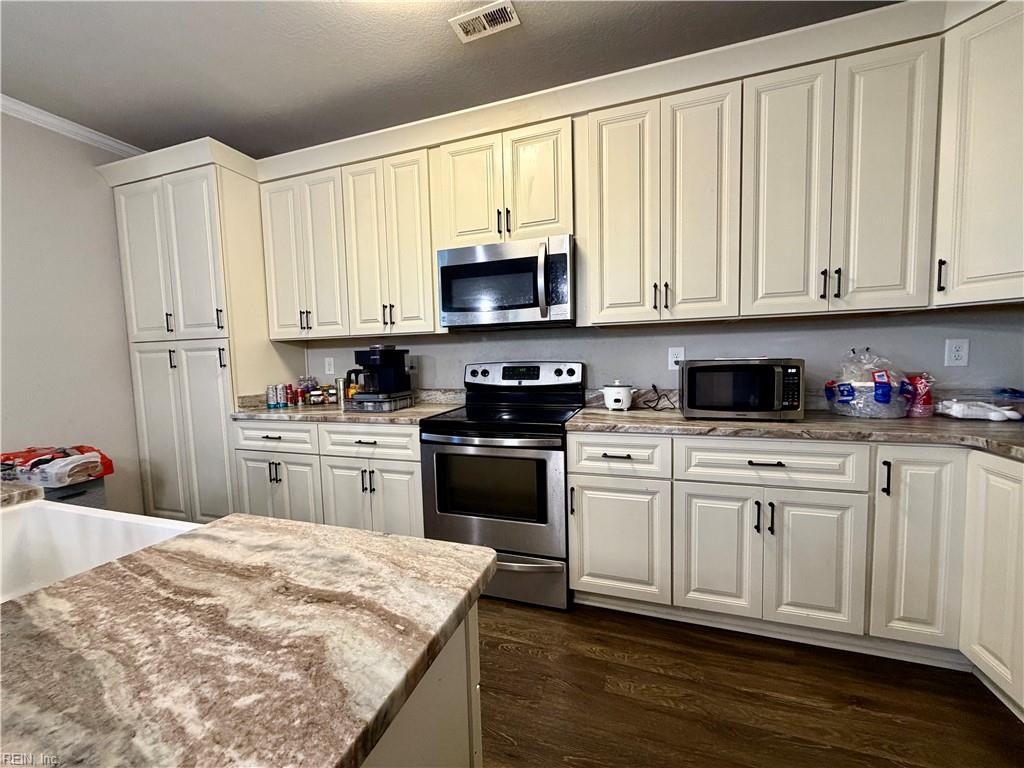 1302 Hawthorne Dr Property Photo 5