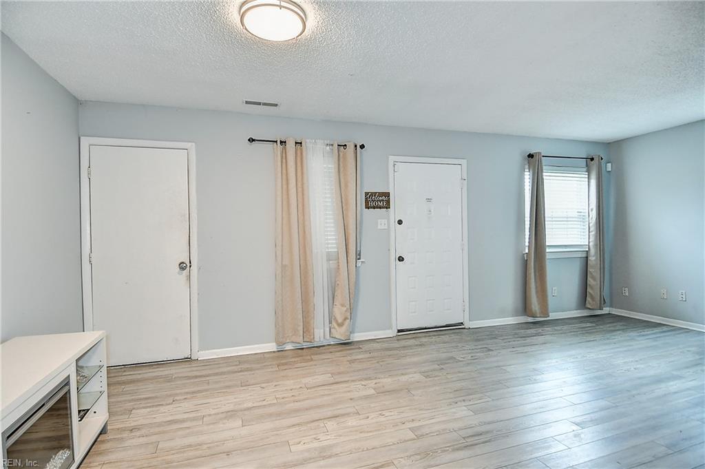 3217 Tiverton Dr Property Photo 4