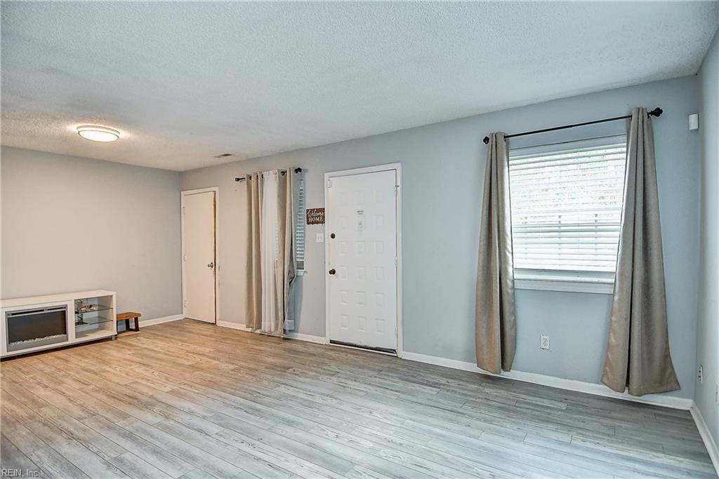 3217 Tiverton Dr Property Photo 6