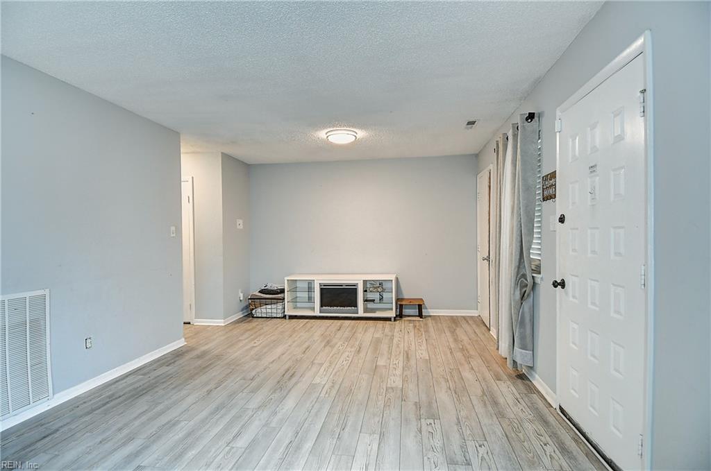 3217 Tiverton Dr Property Photo 7