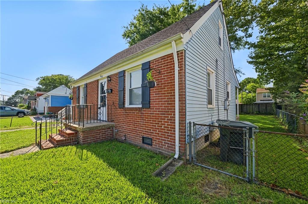 607 Lee St Property Photo 3