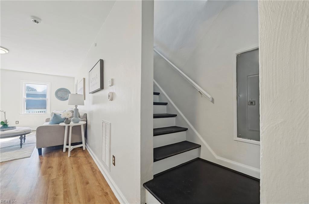 607 Lee St Property Photo 5