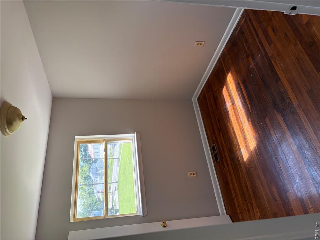 1112 36 St Property Photo 12