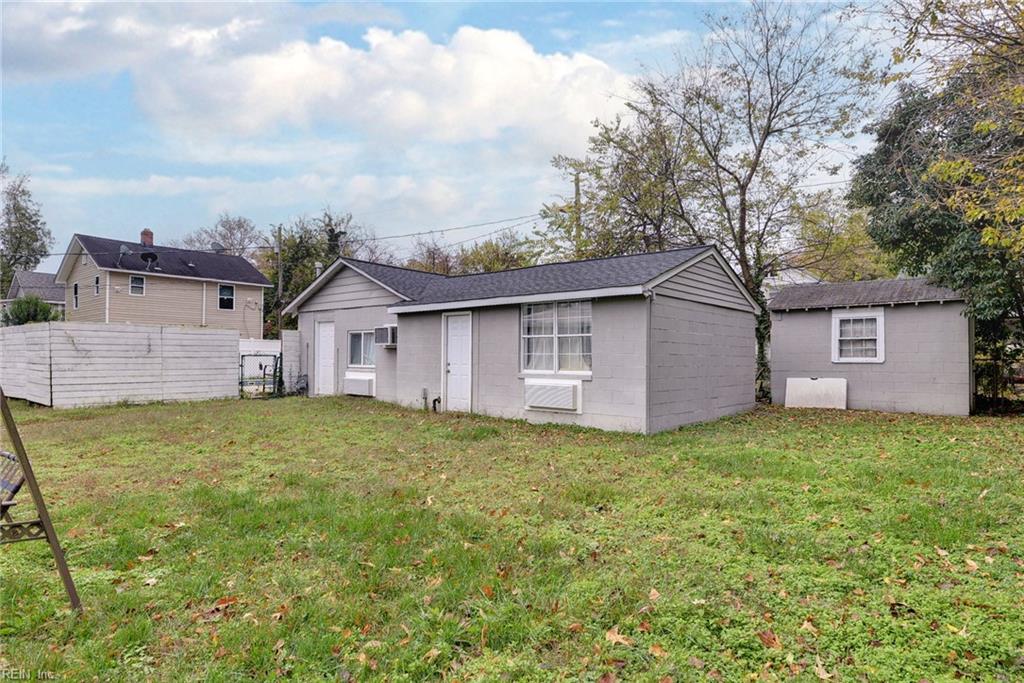 135 Pochin Pl Property Photo 33