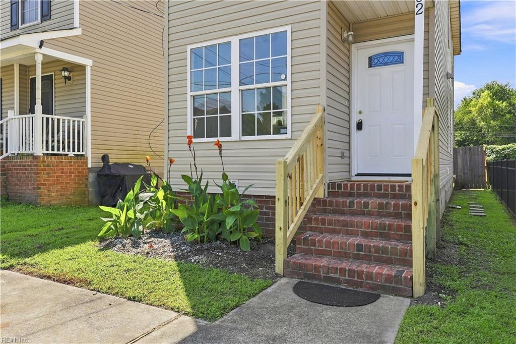 102 Ford St Property Photo 1