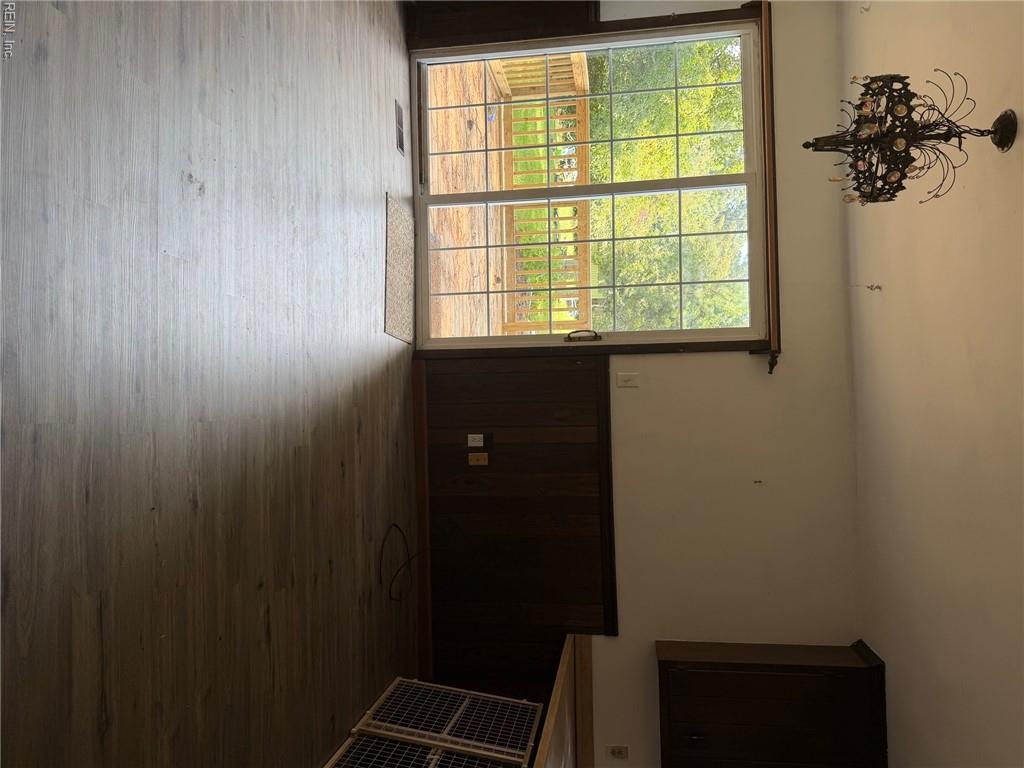 2703 Woodford Ave Property Photo 5