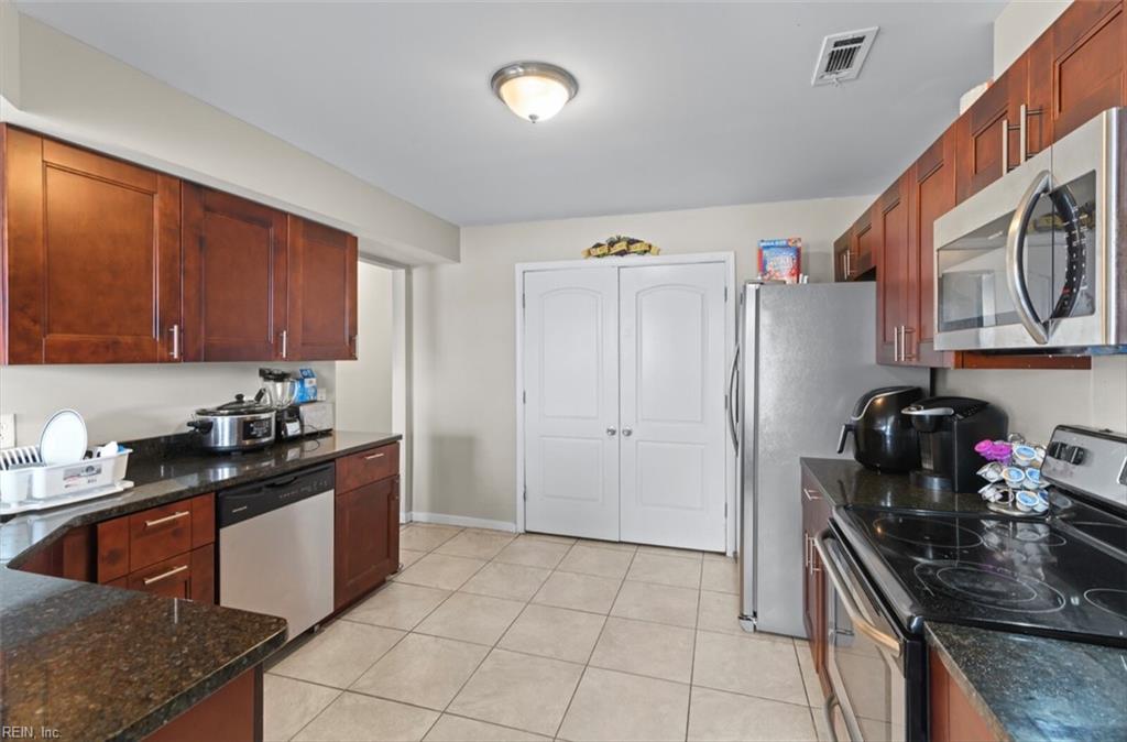 223 Island Cove Ct Property Photo 12