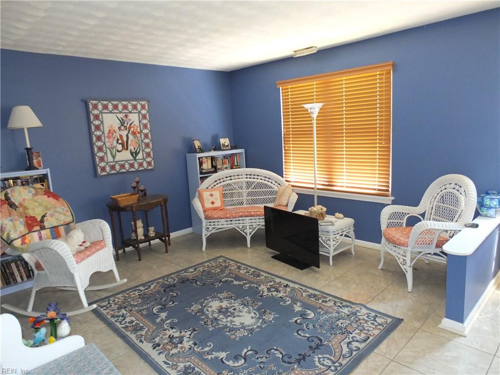 924 Woodhue Ct Property Photo 3