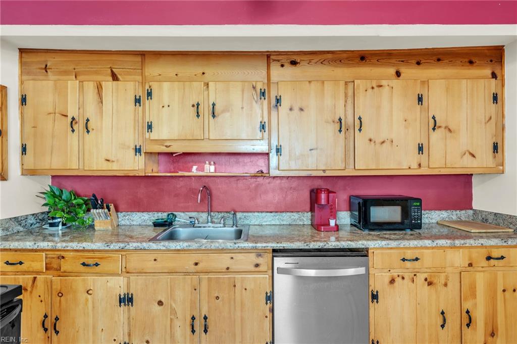 607 Warwickshire Ct Property Photo 4