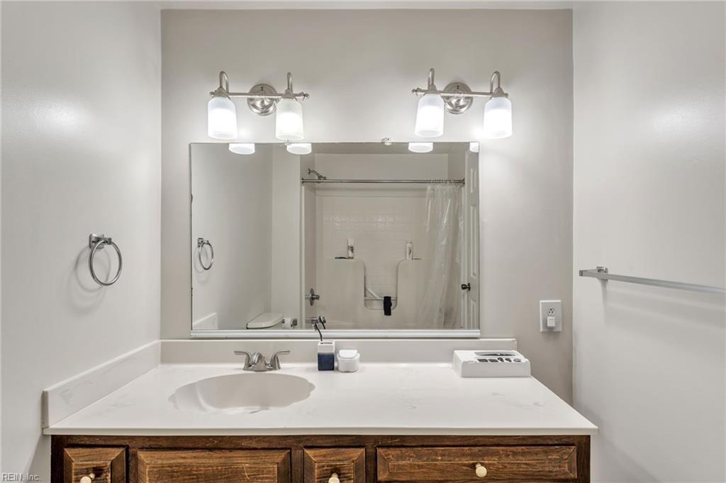 607 Warwickshire Ct Property Photo 9