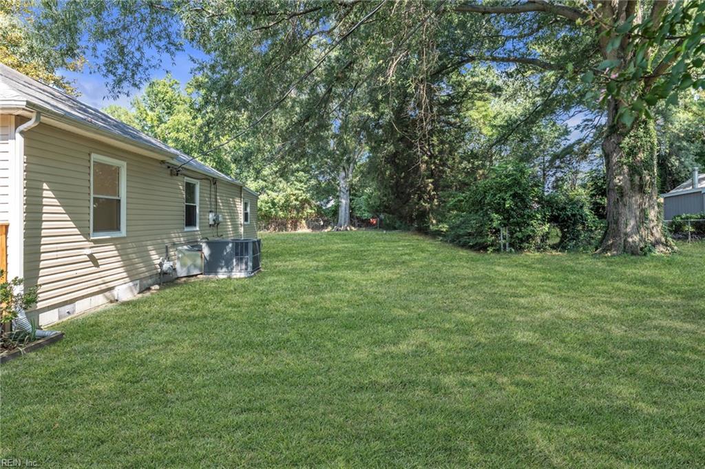 607 Warwickshire Ct Property Photo 32