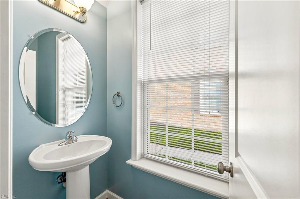 1117 Winsford Ln Property Photo 3