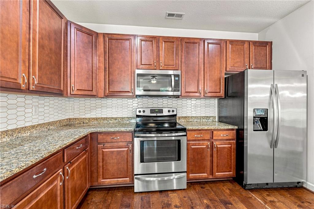 1117 Winsford Ln Property Photo 4