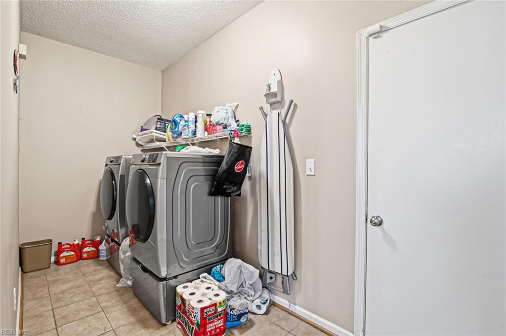945 Foxboro Dr Property Photo 17