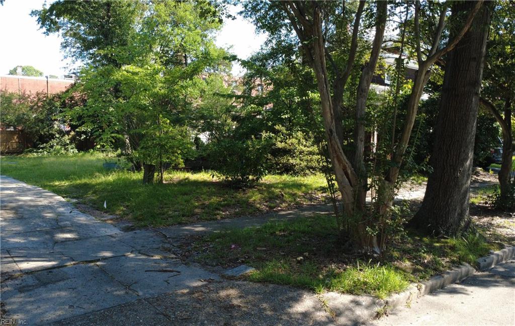 1142 Larchmont Cres Property Photo 3