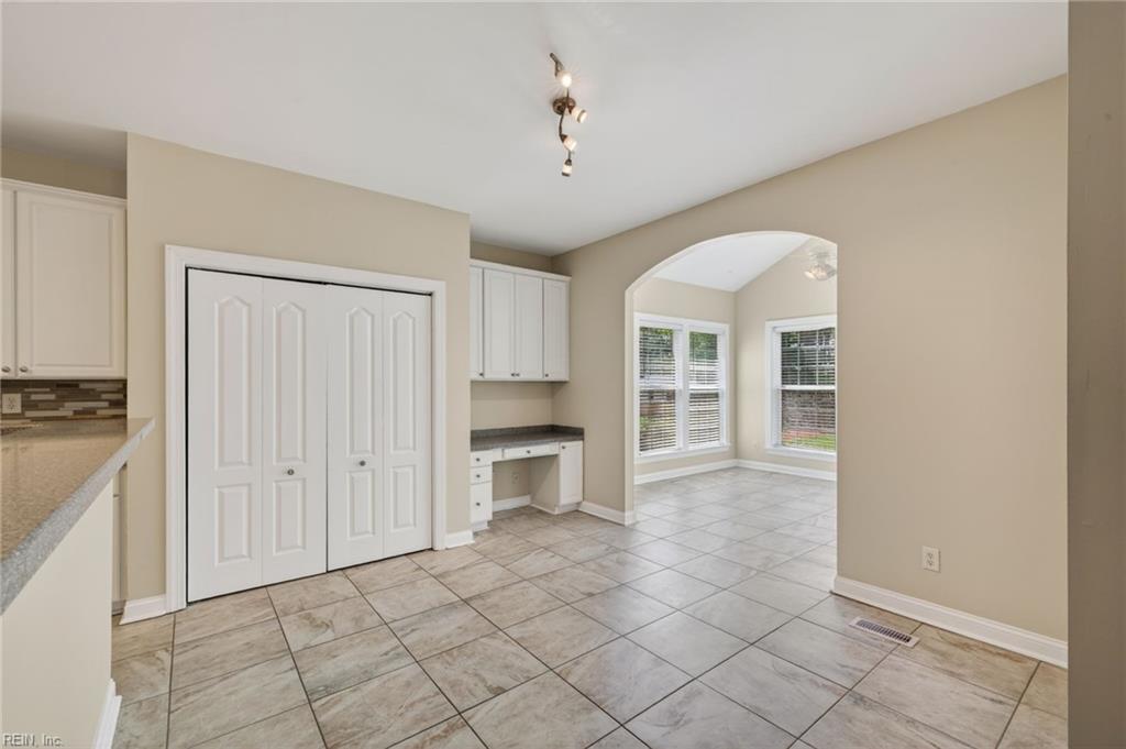 320 Green View Rd Property Photo 6
