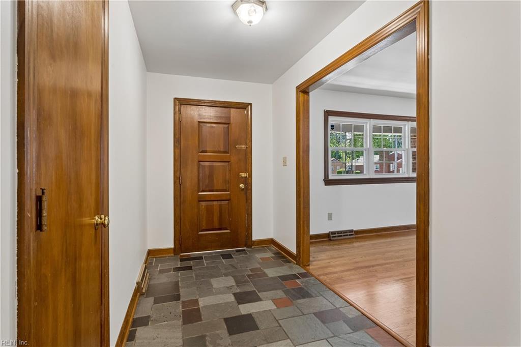 1667 Neptune Dr Property Photo 3