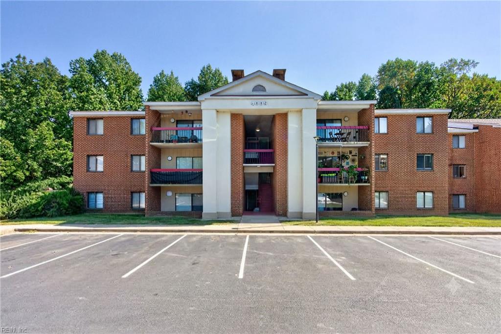 4008 Governors Sq Property Photo 2