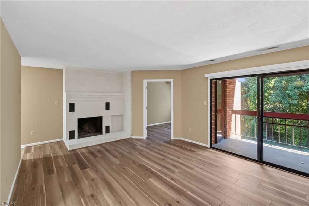 4008 Governors Sq Property Photo 3