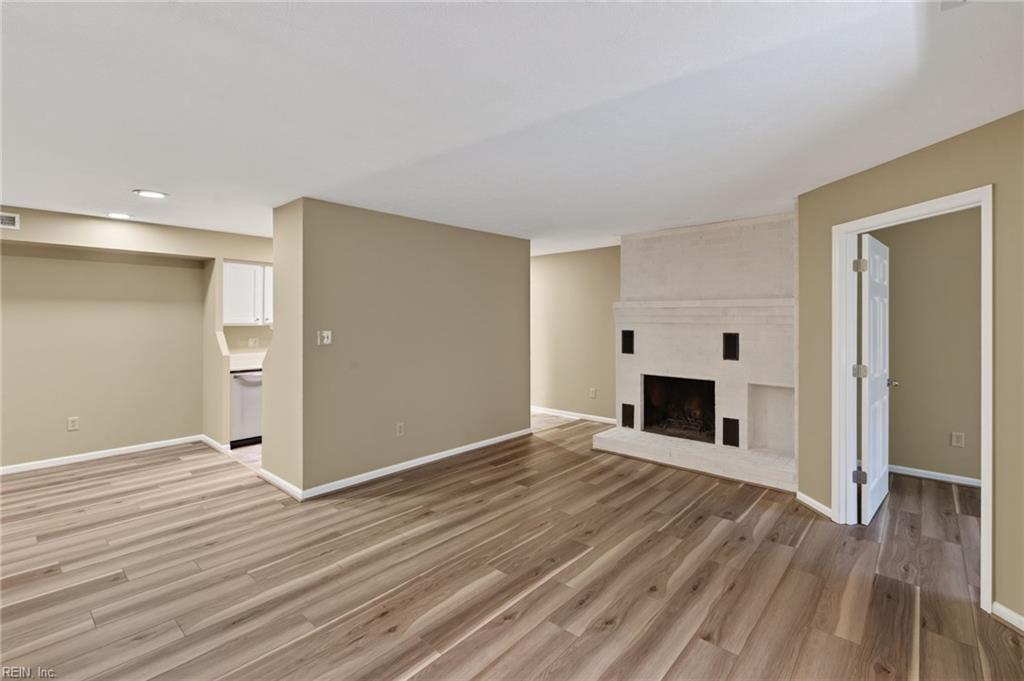 4008 Governors Sq Property Photo 5