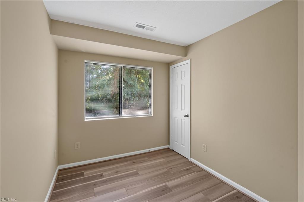 4008 Governors Sq Property Photo 13