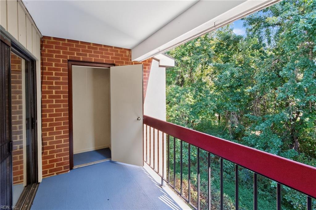 4008 Governors Sq Property Photo 26