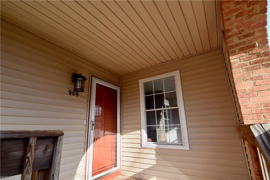 909 Gas Light Ln Property Photo 3